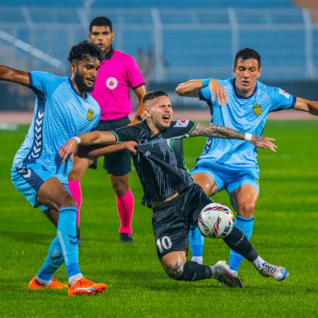 Alexis Gomes was challenged by Alex Saji and Andrei Alba